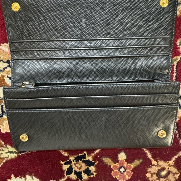 🍁SOLD🍁 Prada Saffiano Wallet - Picture 4 of 17